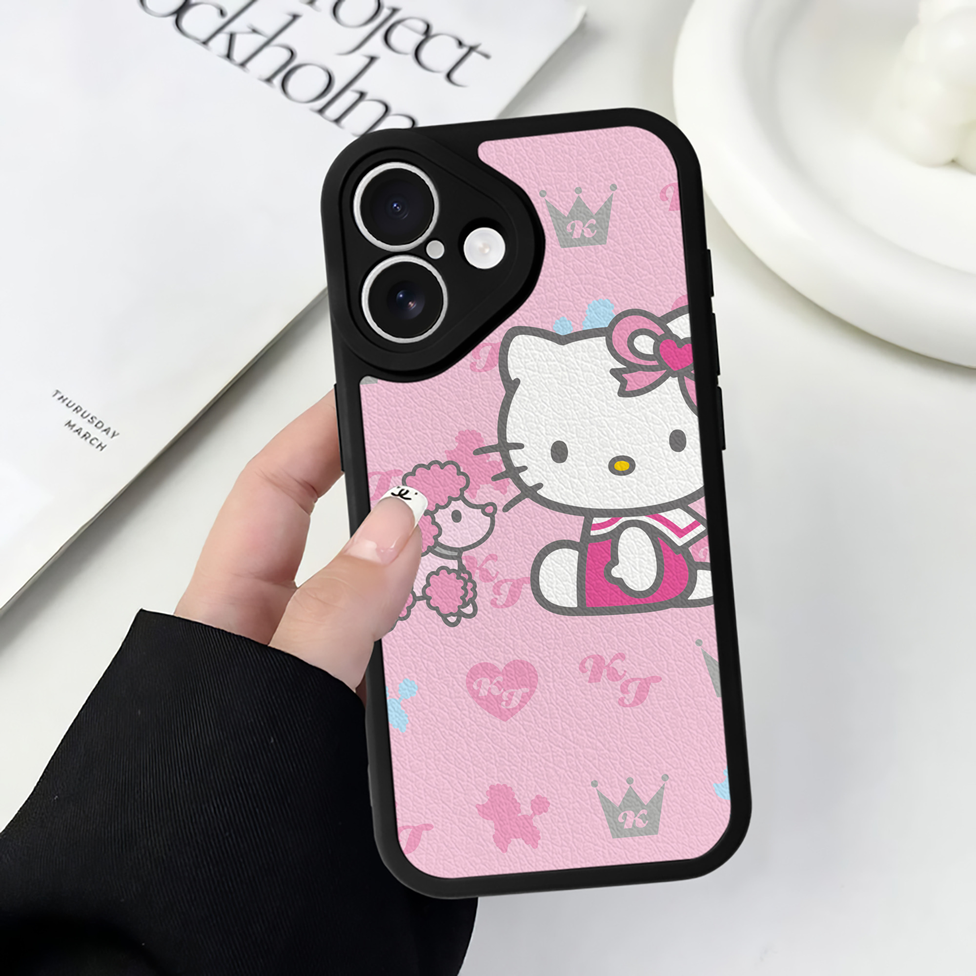 （画像用） Hello Kitty ハローキティ 【iPhone 16シリーズ対応】シリコンスマホケース（レザー調） 材質：シリコン
